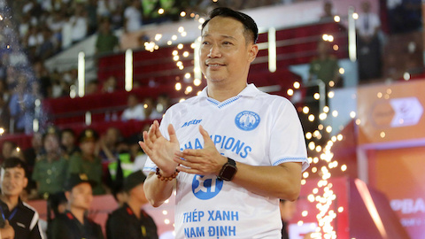 HLV Vũ Hồng Việt đón ‘song hỷ lâm môn’